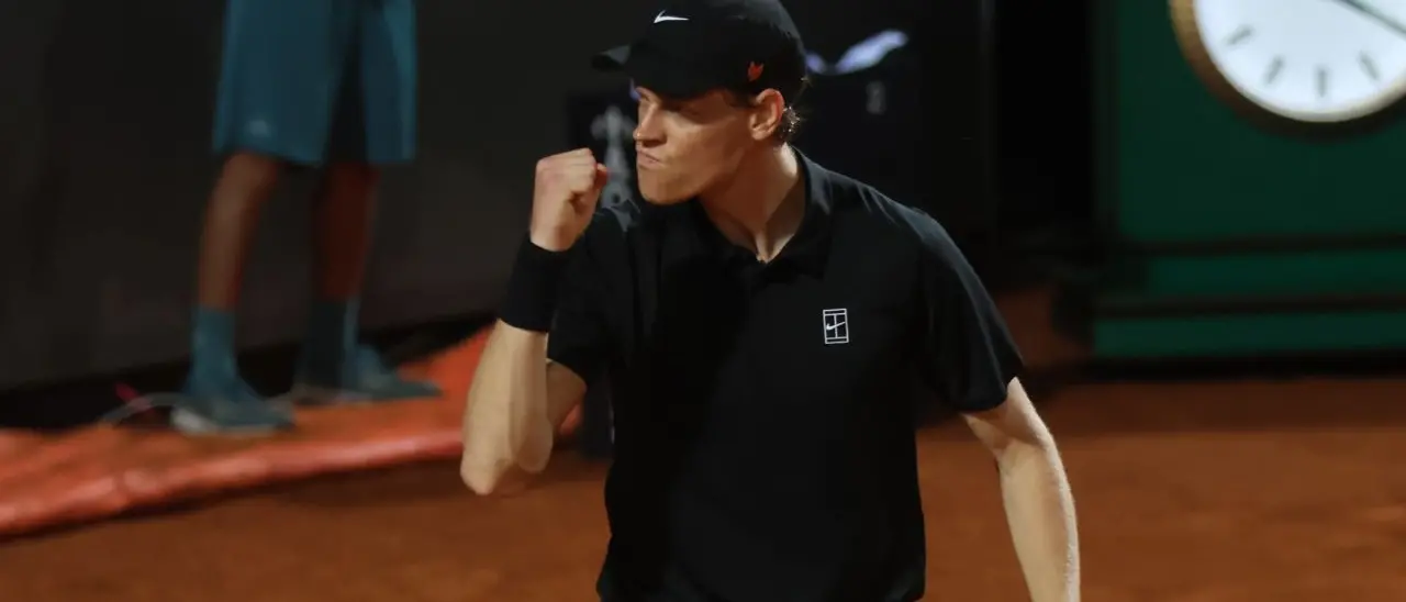 Tennis, Sinner stratosferico agli Internazionali d'Italia: batte Ruud e vola in semifinale\n