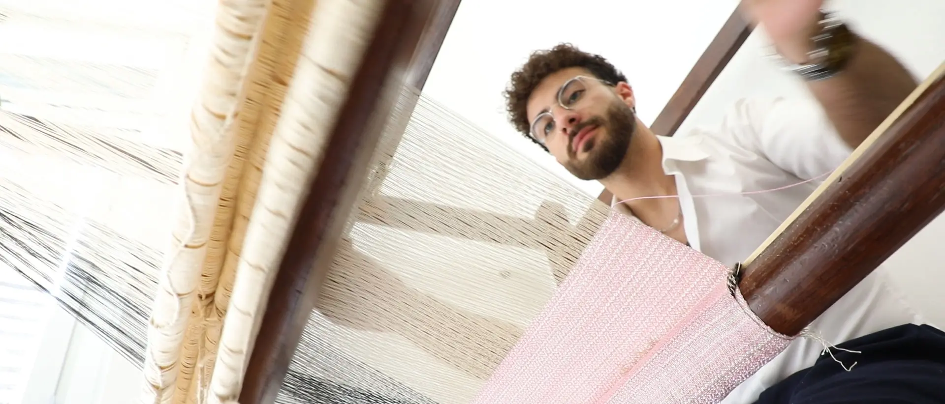 L’antica arte del telaio tra tradizione e modernità: a LaC Storie il sogno realizzato di Rocco Vitaliano\u00A0\n