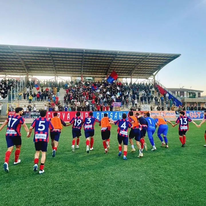 Eccellenza, sale l'attesa per la finale play off tra Rossanese e Paolana. In palio l'accesso agli spareggi interregionali per la Serie D\n