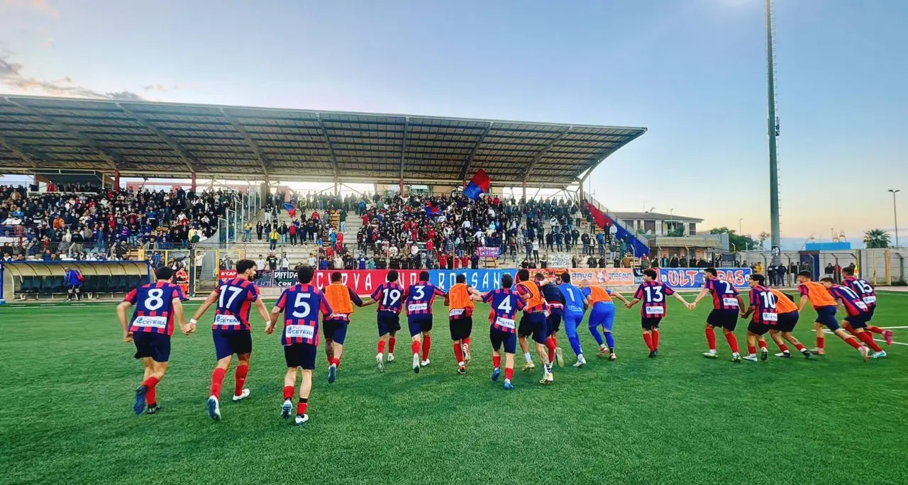 Eccellenza, sale l'attesa per la finale play off tra Rossanese e Paolana. In palio l'accesso agli spareggi interregionali per la Serie D\n