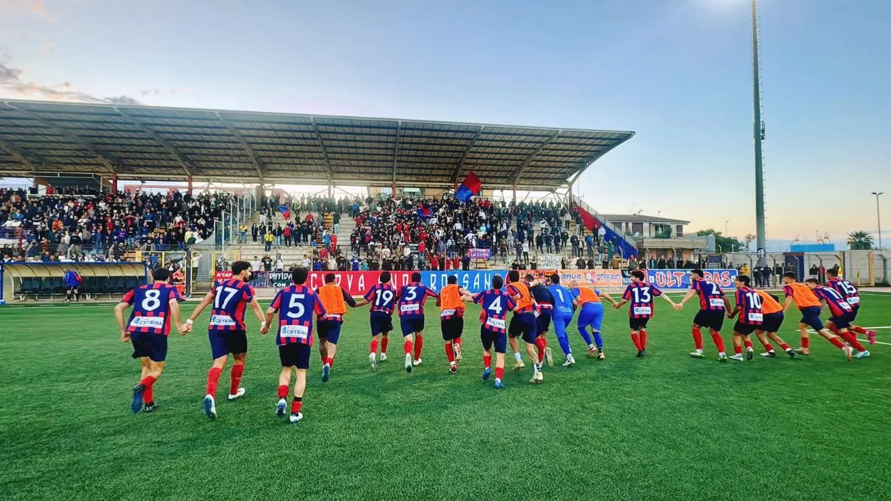 Eccellenza, sale l'attesa per la finale play off tra Rossanese e Paolana. In palio l'accesso agli spareggi interregionali per la Serie D\n