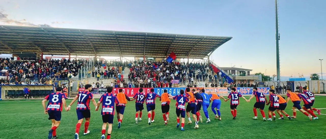 Eccellenza, sale l'attesa per la finale play off tra Rossanese e Paolana. In palio l'accesso agli spareggi interregionali per la Serie D\n