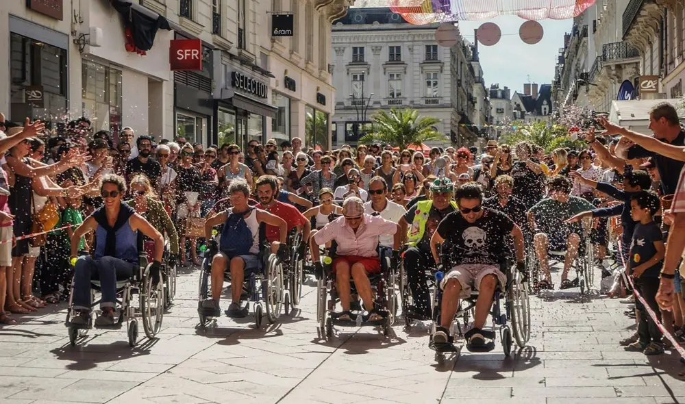 \"Sciò! Il teatro, fuori\": a Catanzaro il festival che trasforma la città in palcoscenico\n