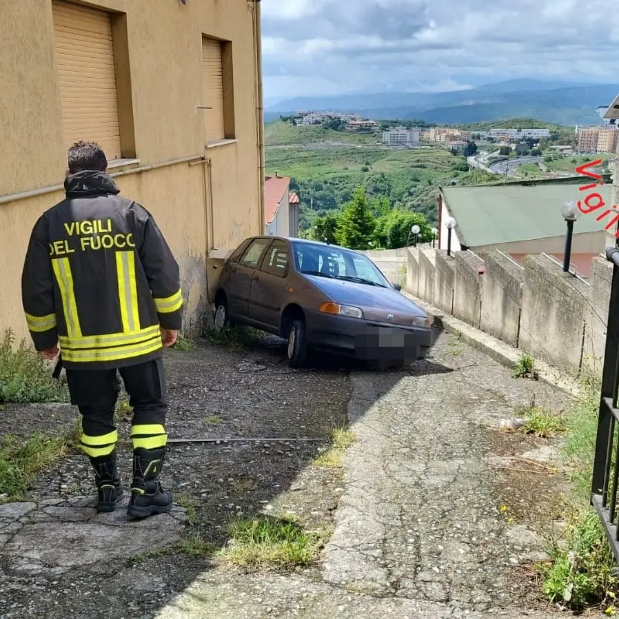 Catanzaro, 86enne muore dopo essere stato investito dalla propria auto in una discesa\n