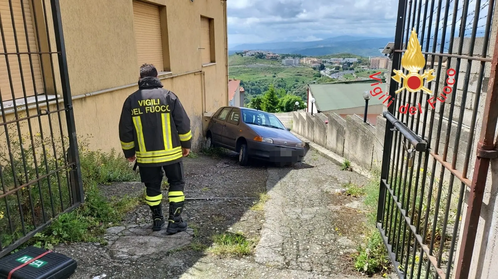 Catanzaro, anziano muore dopo essere stato investito dalla propria auto in una discesa\n