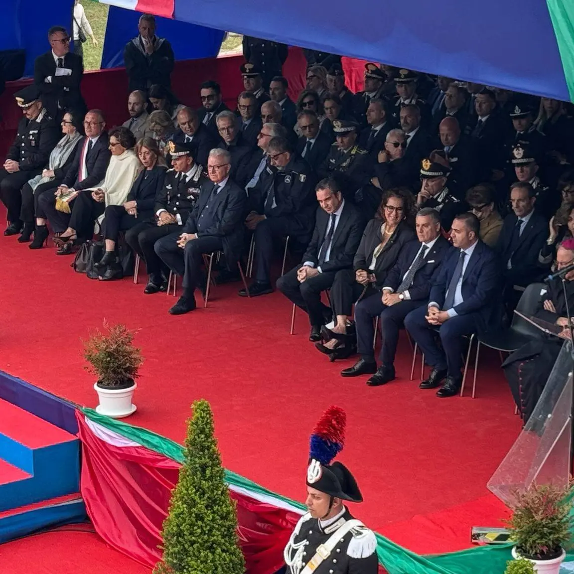 San Ferdinando, il comandante dell’Arma Luongo e il sottosegretario Mantovano inaugurano la caserma dei carabinieri: «Qui Stato di prossimità»