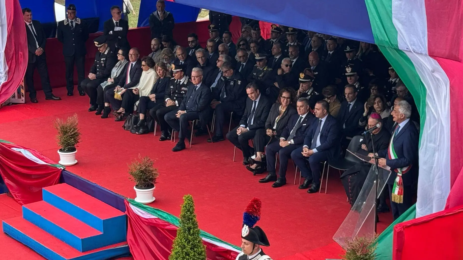 San Ferdinando, il comandante dell’Arma Luongo e il sottosegretario Mantovano inaugurano la caserma dei carabinieri: «Qui Stato di prossimità»