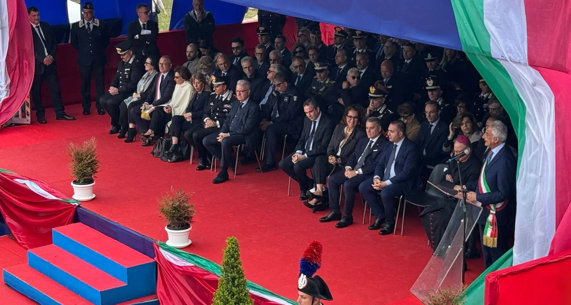 San Ferdinando, il comandante dell’Arma Luongo e il sottosegretario Mantovano inaugurano la caserma dei carabinieri: «Qui Stato di prossimità»