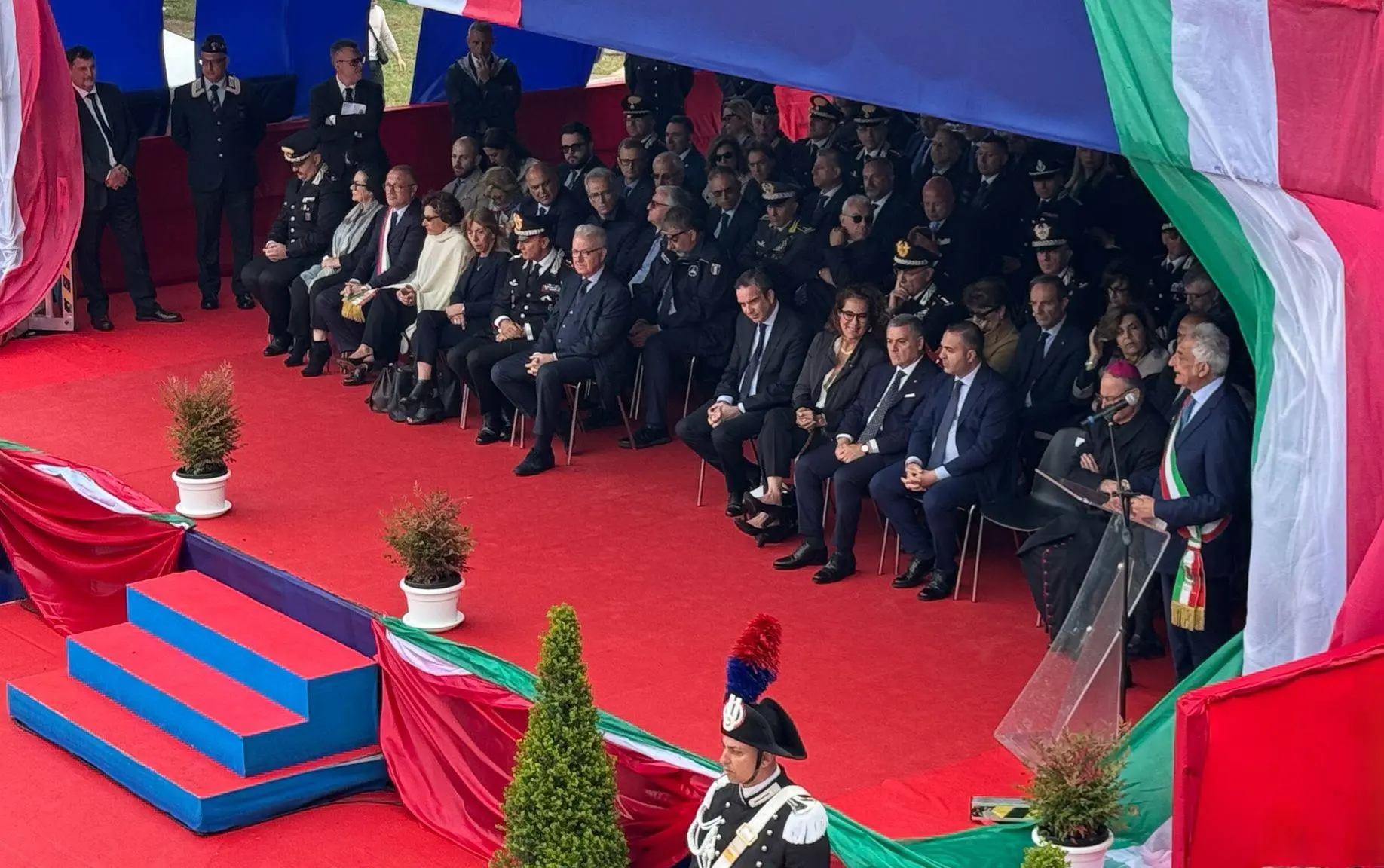 San Ferdinando, il comandante dell’Arma Luongo e il sottosegretario Mantovano inaugurano la caserma dei carabinieri: «Qui Stato di prossimità»