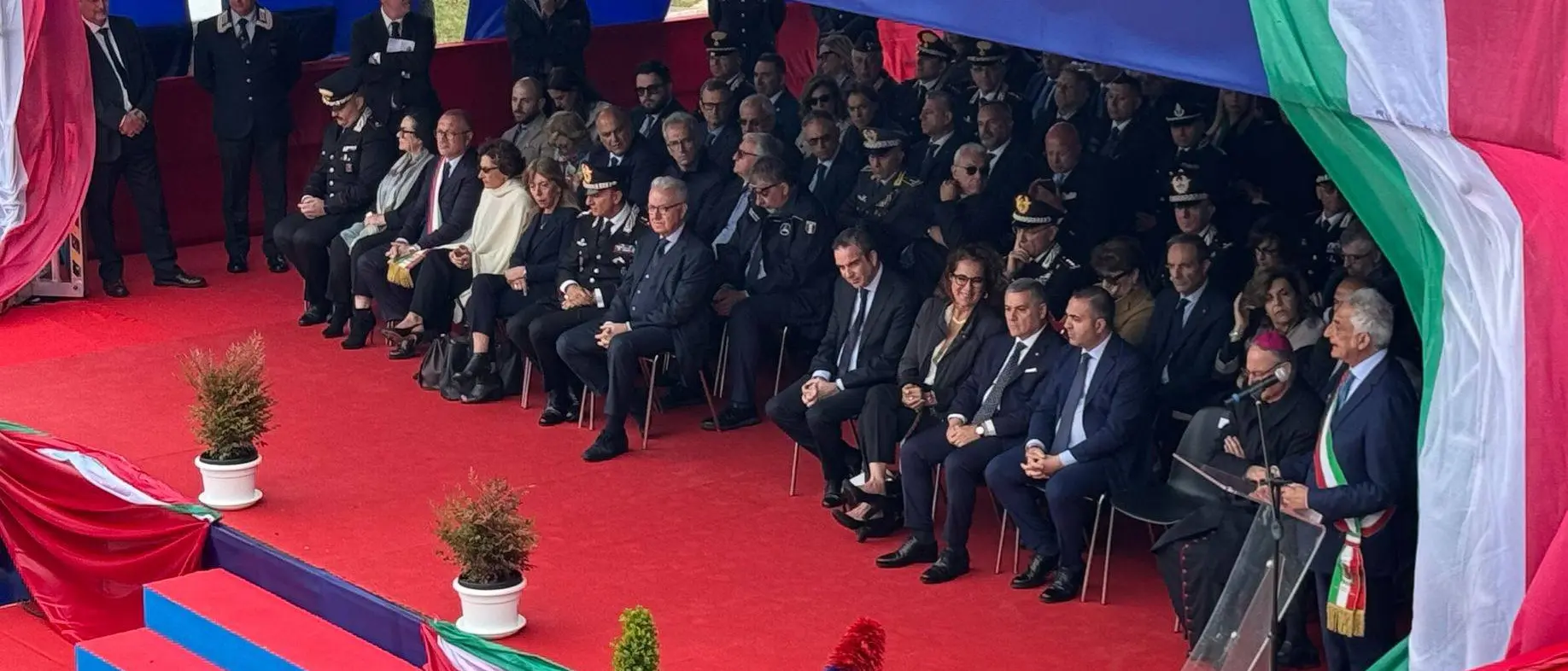 San Ferdinando, il comandante dell’Arma Luongo e il sottosegretario Mantovano inaugurano la caserma dei carabinieri: «Qui Stato di prossimità»