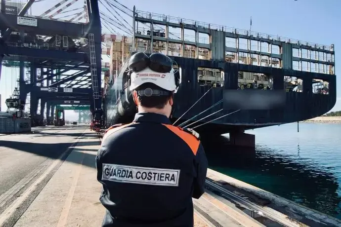 Nave battente bandiera statunitense\u00A0bloccata nel porto di Gioia Tauro per controlli: 10mila\u00A0euro di multa\u00A0\n