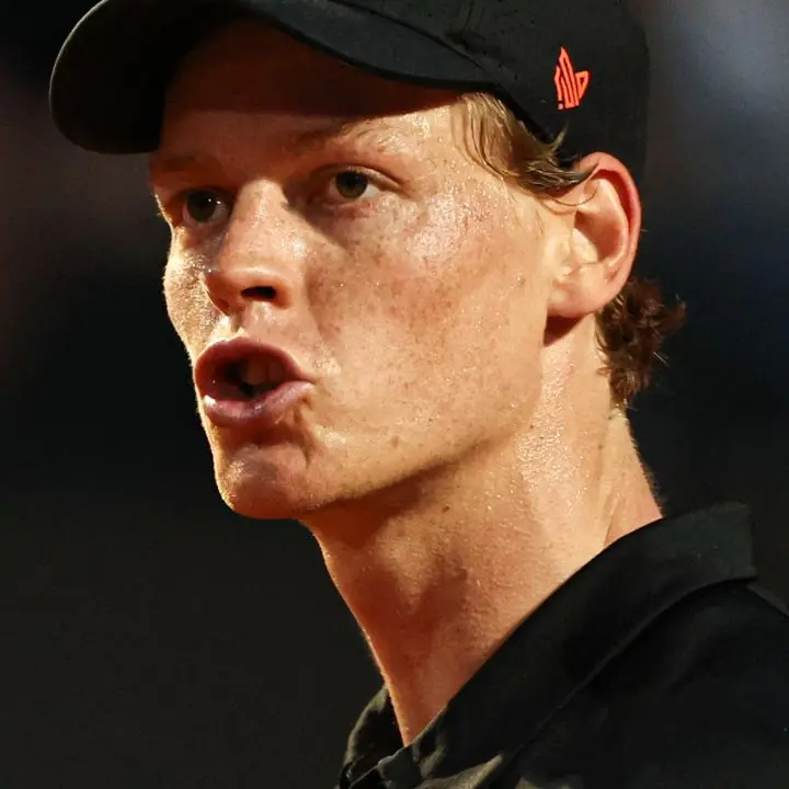 Tennis, Sinner va sotto ma rimonta Paul e conquista la finale agli Internazionali d'Italia\n