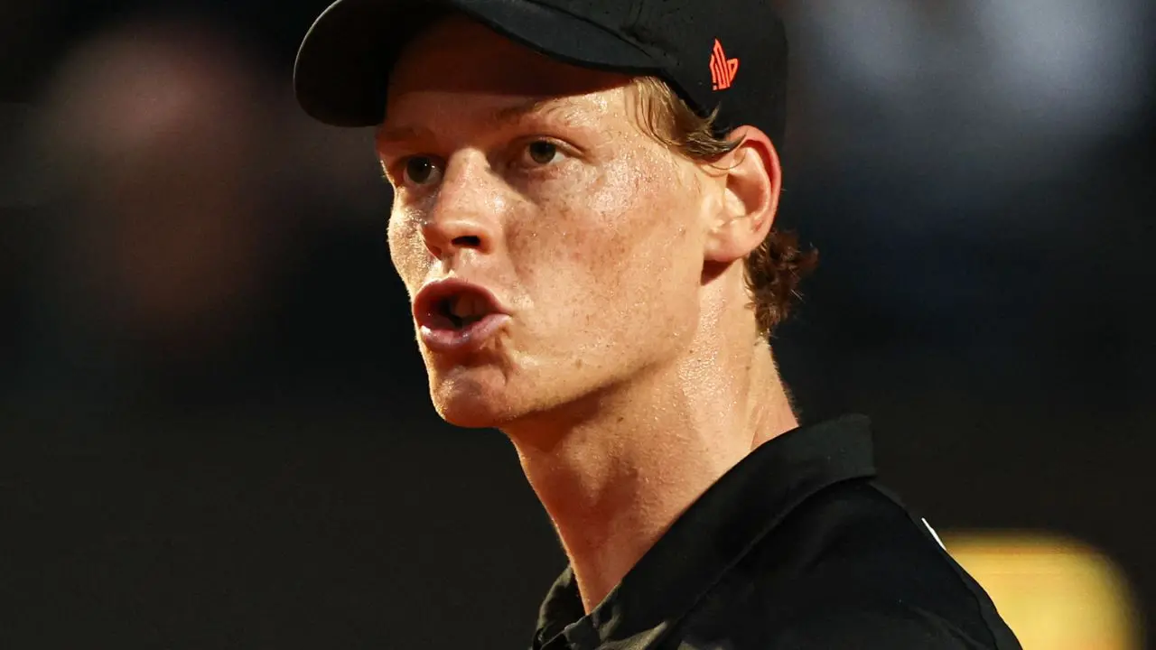 Tennis, Sinner va sotto ma rimonta Paul e conquista la finale agli Internazionali d'Italia