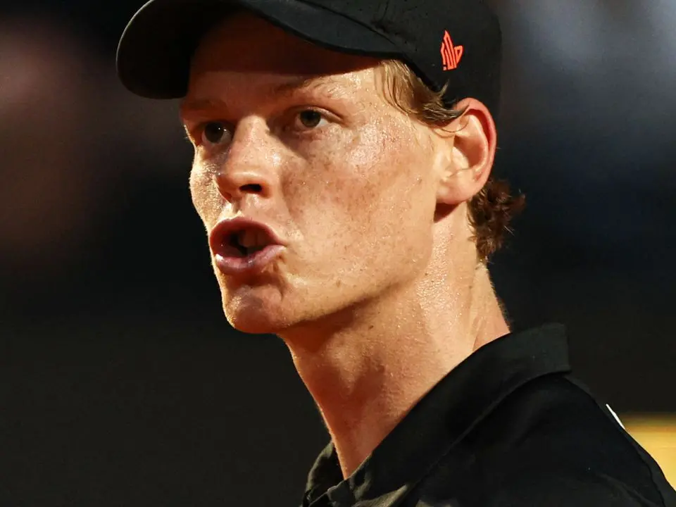 Tennis, Sinner va sotto ma rimonta Paul e conquista la finale agli Internazionali d'Italia