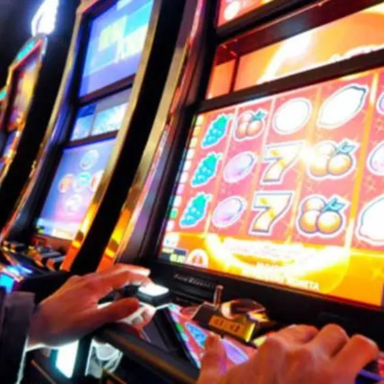 Slot manomesse che impedivano le vincite: indagini e sequestri in dieci comuni del Cosentino\n