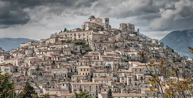 Festa della Bandiera 2025: a Morano Calabro un grande evento di tradizione, orgoglio e comunità\n
