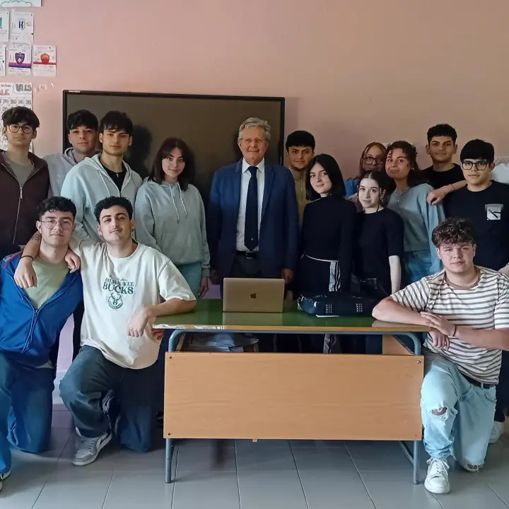 È calabrese il miglior docente dell’anno, Rosalbino Turco premiato al Senato: «Incarna l’eccellenza educativa»\n
