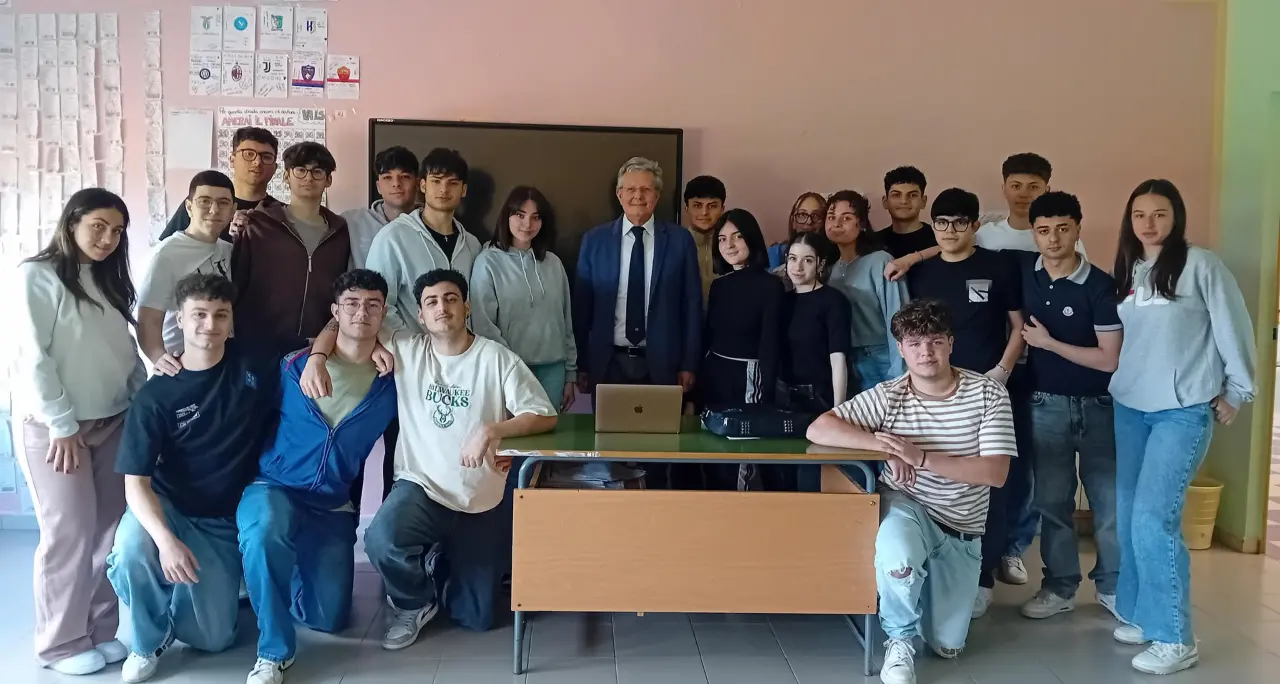 È calabrese il miglior docente dell’anno, Rosalbino Turco premiato al Senato: «Incarna l’eccellenza educativa»\n