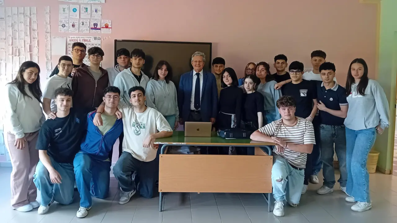 È calabrese il miglior docente dell’anno, Rosalbino Turco premiato al Senato: «Incarna l’eccellenza educativa»\n