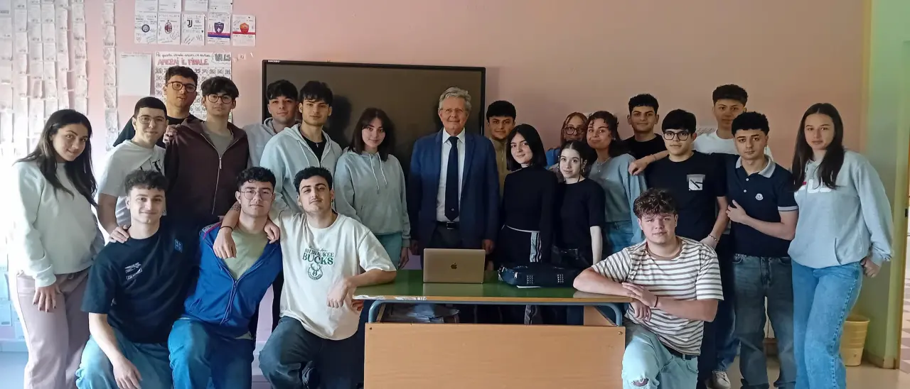 È calabrese il miglior docente dell’anno, Rosalbino Turco premiato al Senato: «Incarna l’eccellenza educativa»\n