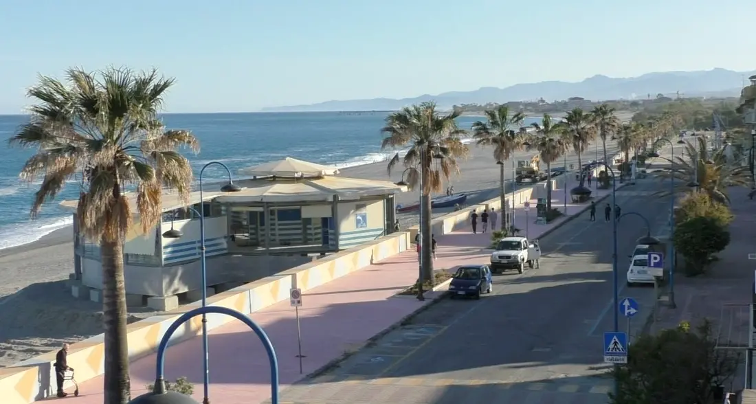 Marina di Gioiosa, vandalizzato un bene confiscato e assegnato all’associazione Don Milani: indagini in corso\n