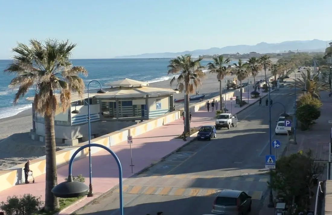 Marina di Gioiosa, vandalizzato un bene confiscato e assegnato all’associazione Don Milani: indagini in corso\n