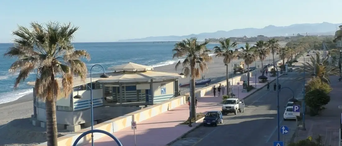 Marina di Gioiosa, vandalizzato un bene confiscato e assegnato all’associazione Don Milani: indagini in corso\n