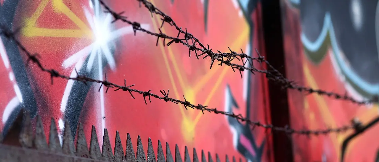 A Gallarate il raduno dell’ultradestra contro l’immigrazione. Proteste\u00A0e scontri a Milano. Piantedosi: «Idee legittime»\n