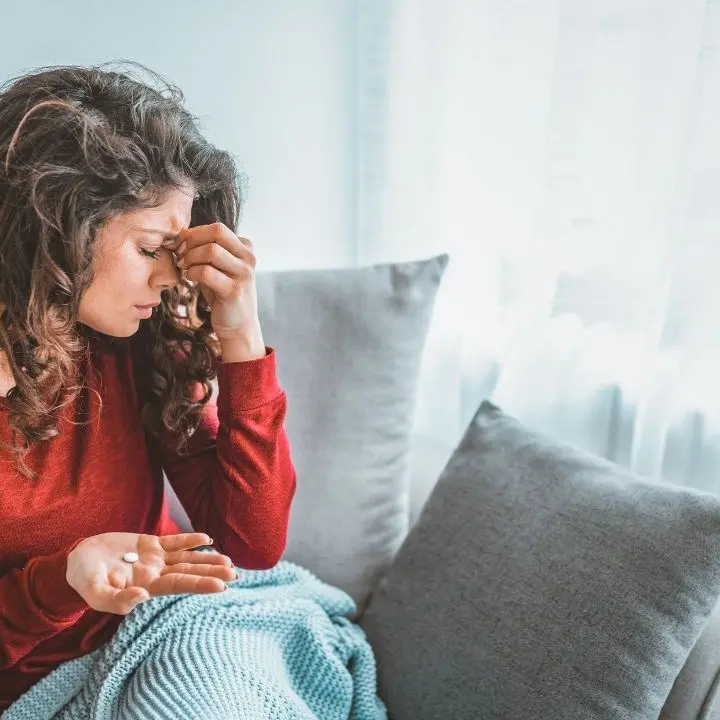 Immobili nel dolore:\u00A0l’emicrania è una\u00A0patologia invisibile e sottovalutata\u00A0che paralizza la vita\n
