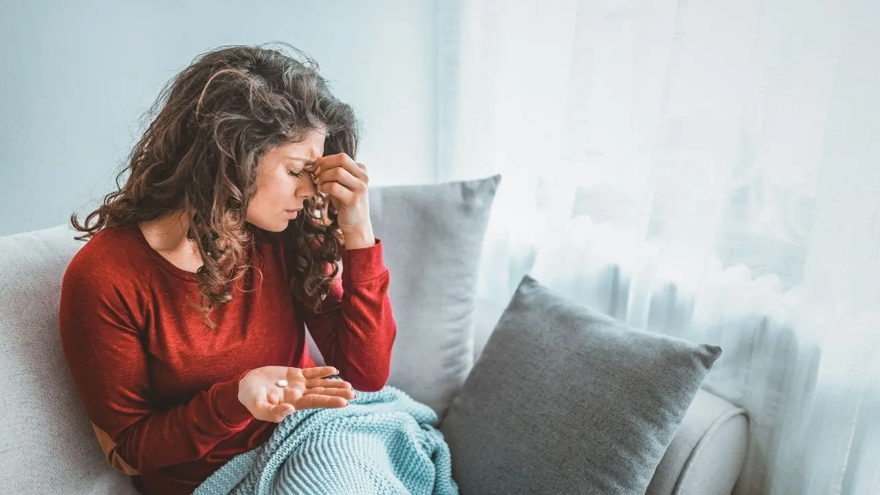 Immobili nel dolore:\u00A0l’emicrania è una\u00A0patologia invisibile e sottovalutata\u00A0che paralizza la vita\n