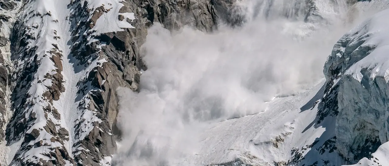 Valanga in Svizzera travolge diverse persone: in corso le ricerche\n