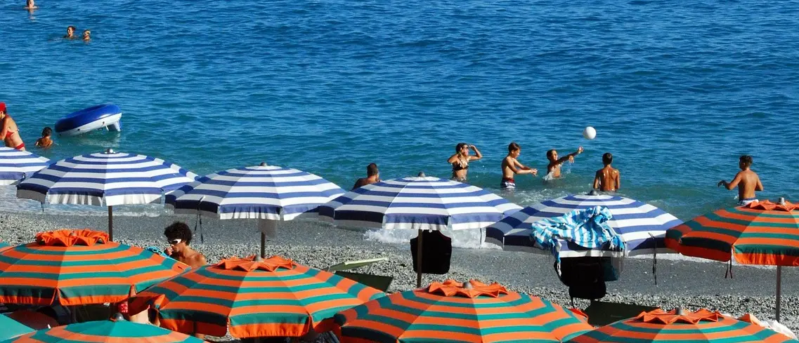 Balneari, il sindaco di Soverato scrive a Meloni: «Si faccia chiarezza sulle concessioni o è il caos»\n