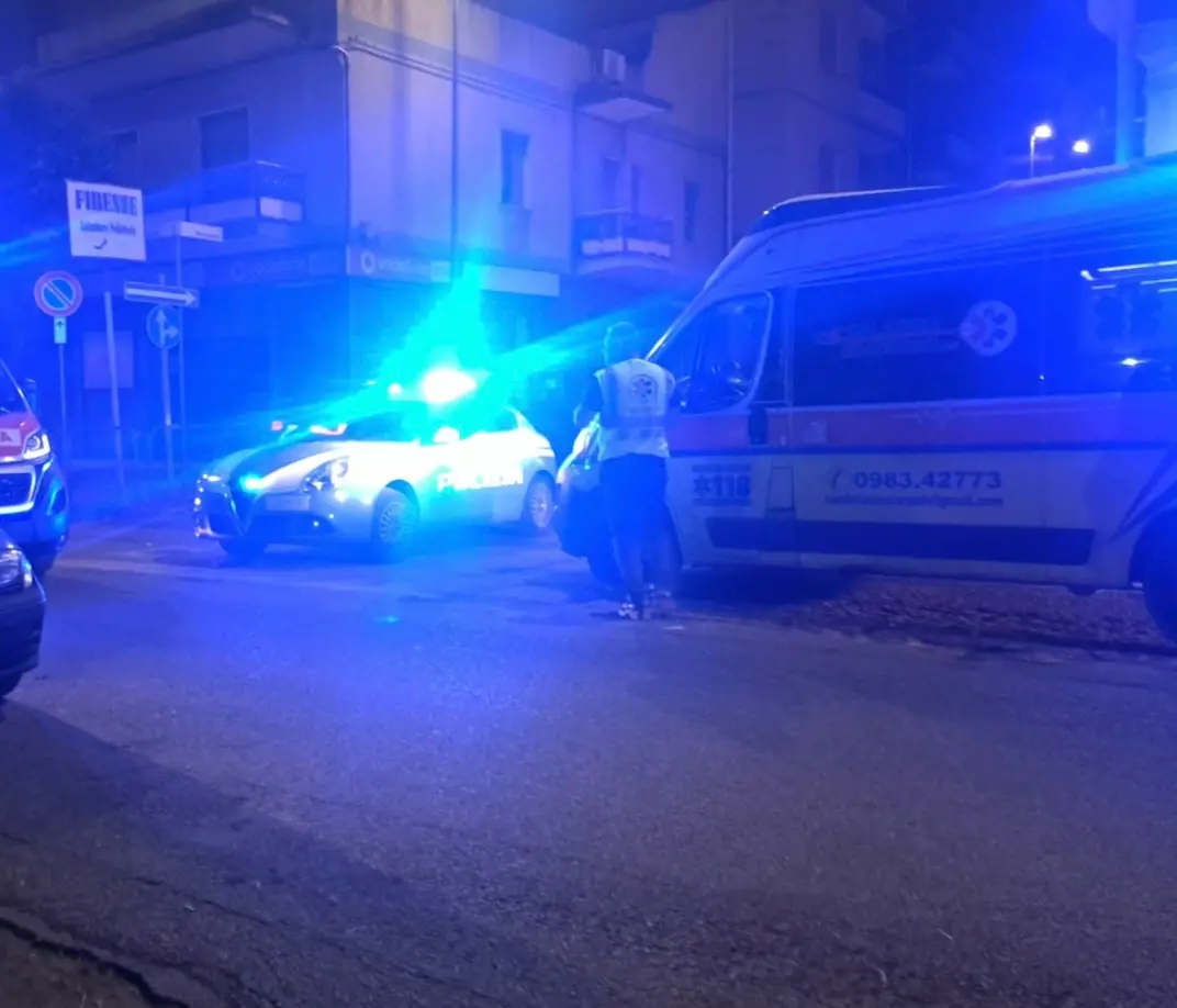 Incidente a Corigliano Rossano, uomo travolto da un’auto: il conducente fugge senza soccorrerlo\n