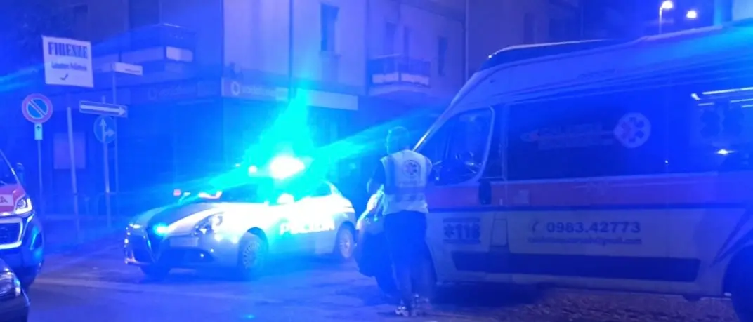 Incidente a Corigliano Rossano, uomo travolto da un’auto: il conducente fugge senza soccorrerlo\n