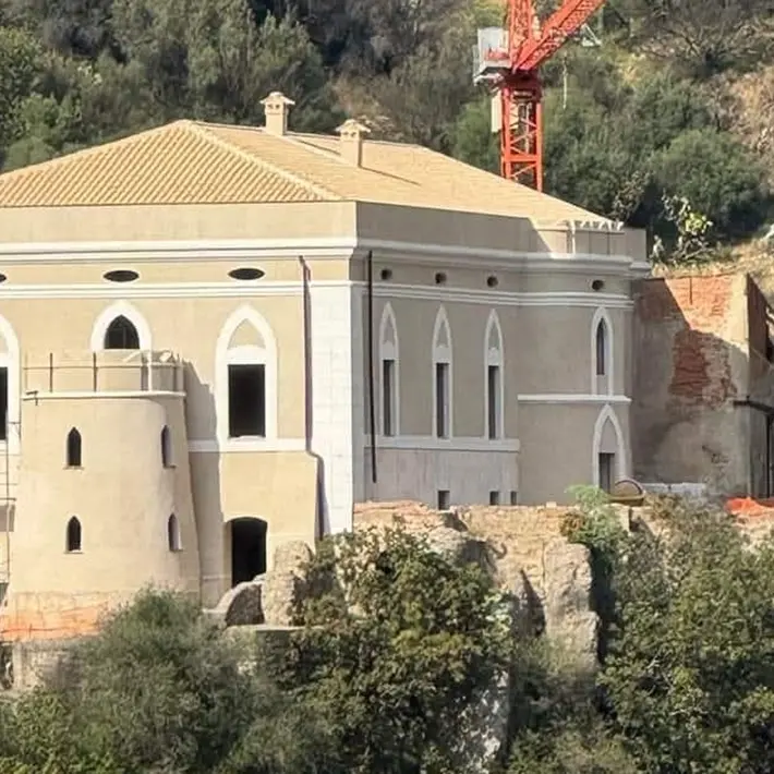 Dalla rupe domina il borgo, l'antico Castello\u00A0di Palizzi restaurato sarà presto aperto al pubblico\n