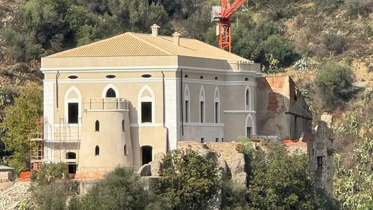 <p>Il castello di Palizzi appena restaurato</p>\\n