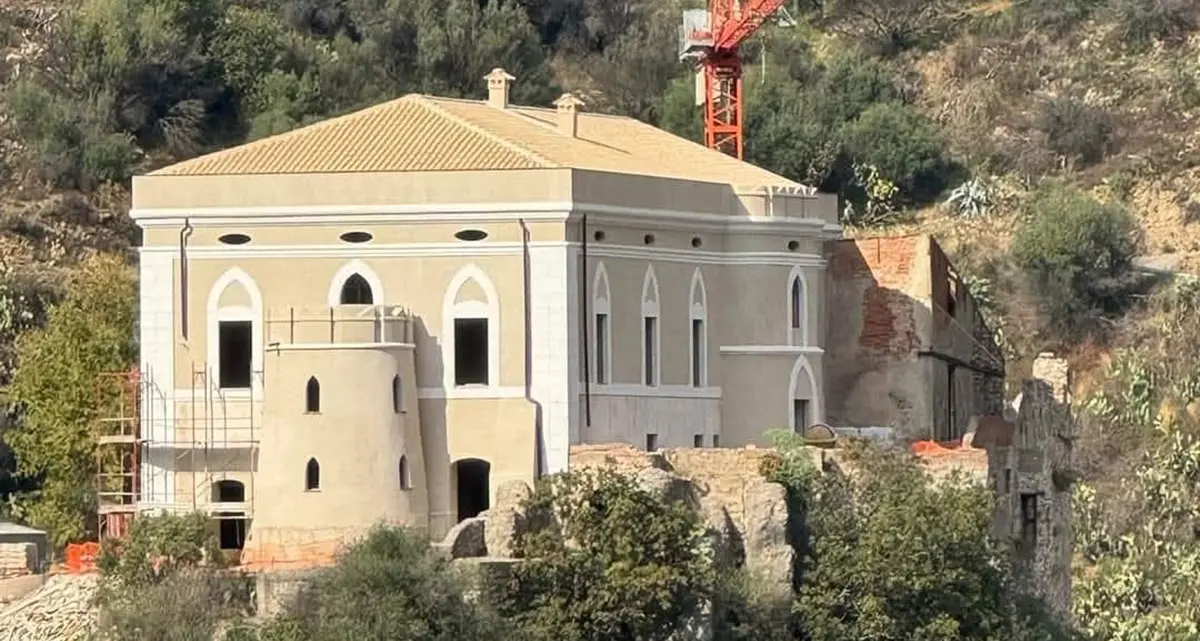 Dalla rupe domina il borgo, l'antico Castello\u00A0di Palizzi restaurato sarà presto aperto al pubblico\n