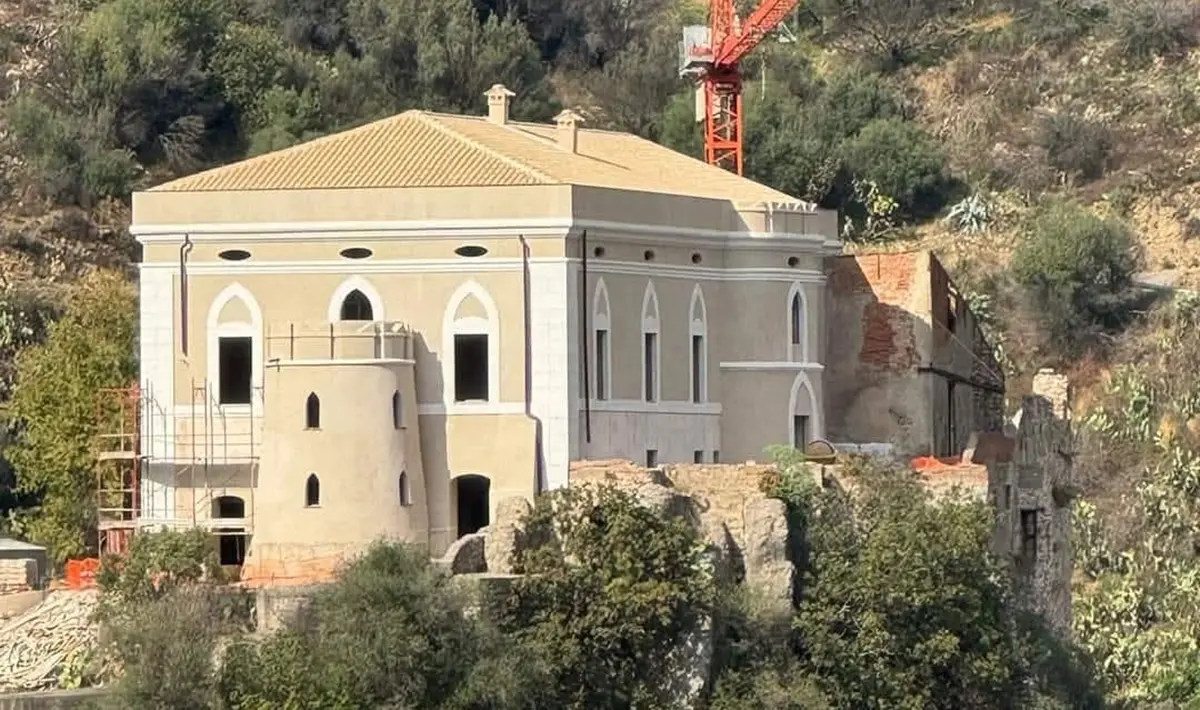 Dalla rupe domina il borgo, l'antico Castello\u00A0di Palizzi restaurato sarà presto aperto al pubblico\n