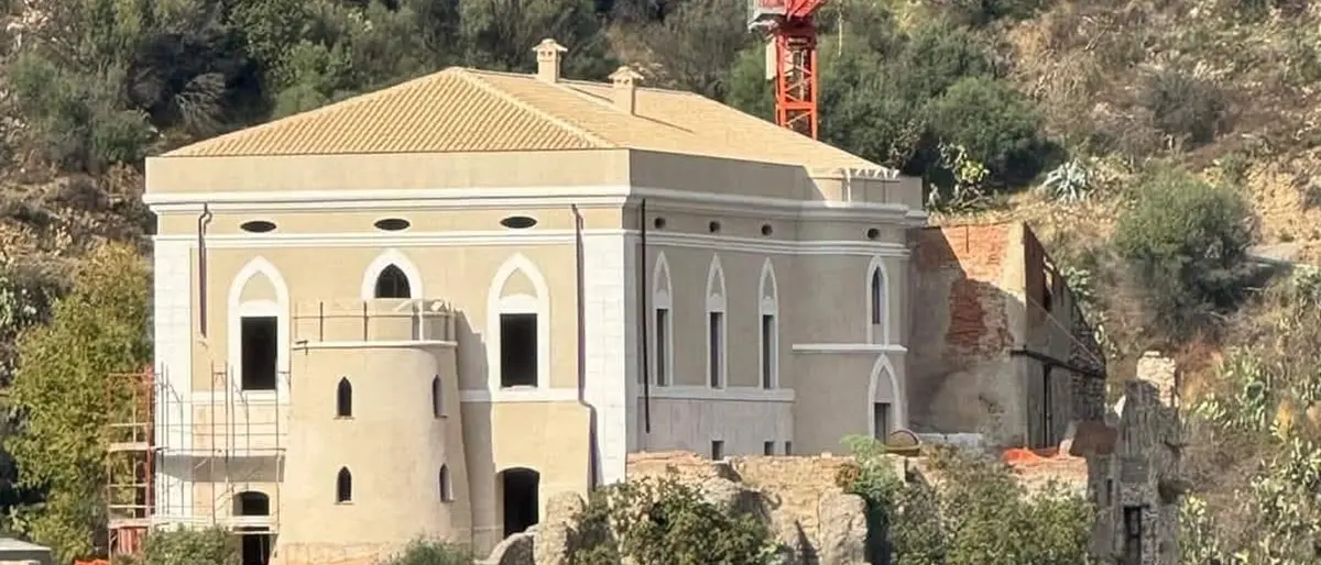 Dalla rupe domina il borgo, l'antico Castello\u00A0di Palizzi restaurato sarà presto aperto al pubblico\n