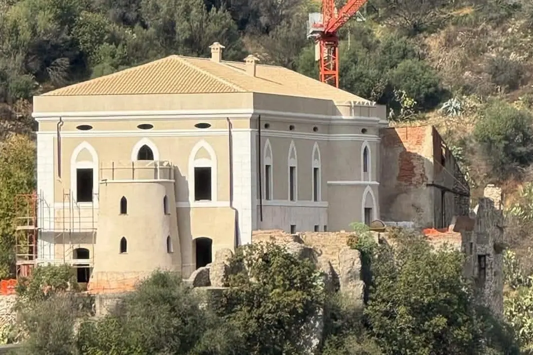 <p>Il castello di Palizzi appena restaurato</p>\\n