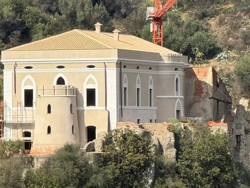 Dalla rupe domina il borgo, l'antico Castello di Palizzi restaurato sarà presto aperto al pubblico
