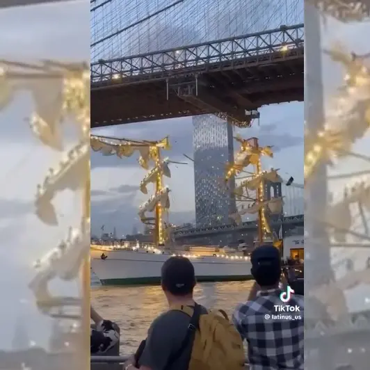 Nave scuola della Marina militare messicana impatta contro il ponte di Brooklyn: 2 morti e diversi feriti\n