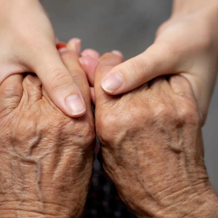 Anziani e lotte quotidiane di sopravvivenza: la storia di Maria tra solitudine e fragilità\n