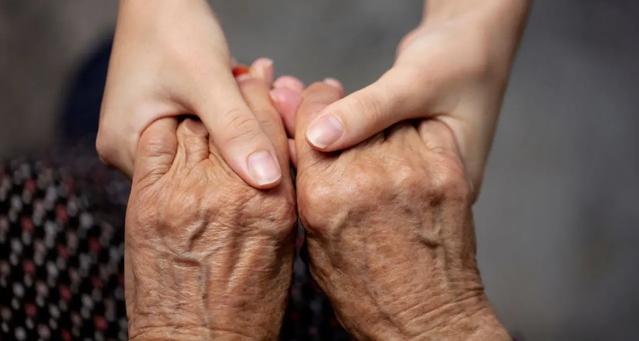 Anziani e lotte quotidiane di sopravvivenza: la storia di Maria tra solitudine e fragilità\n