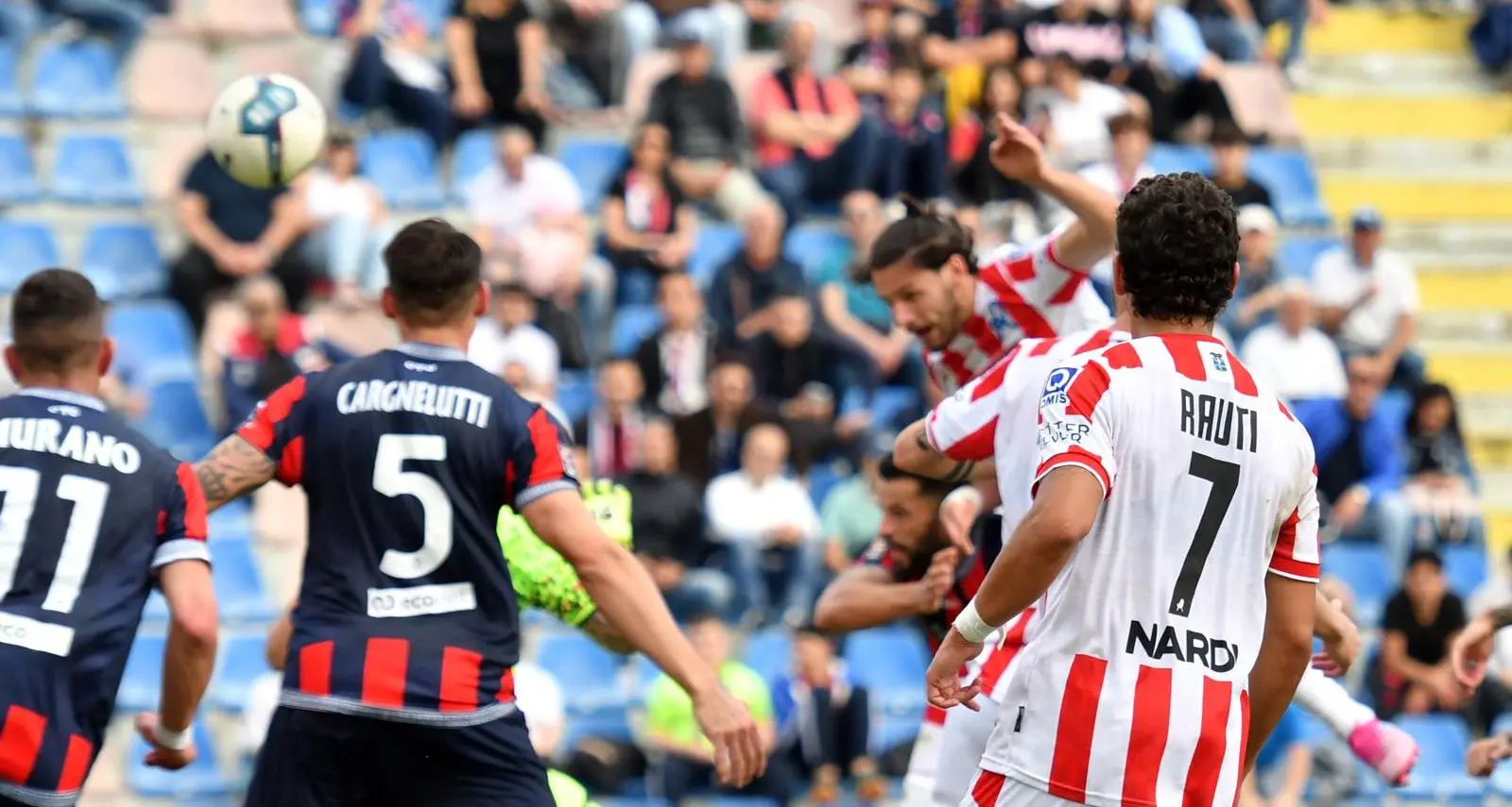 Serie C, il Crotone perde l’andata dei play-off: allo Scida il Vicenza ipoteca la semifinale. Finisce 1-2