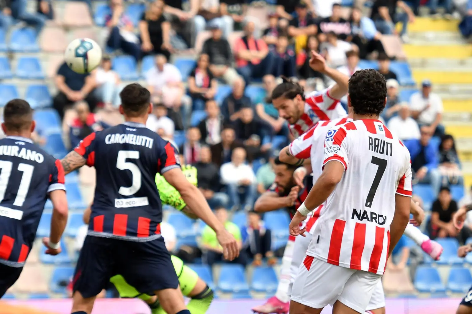 Serie C, il Crotone perde l’andata dei play-off: allo Scida il Vicenza ipoteca la semifinale, finale 1-2\n
