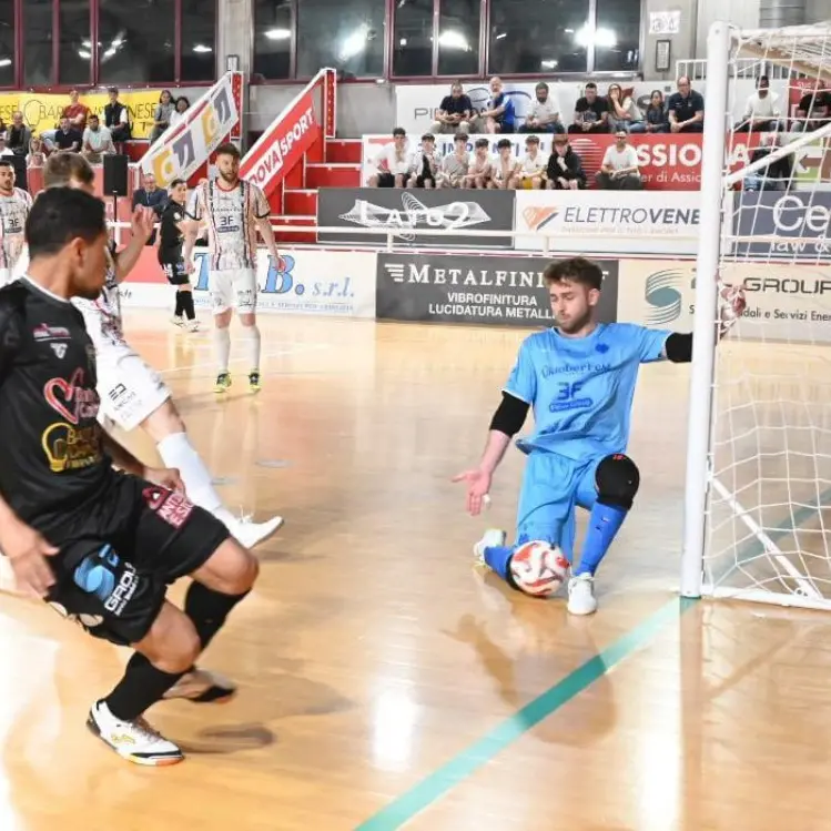 Calcio a 5, blitz delle Pirossigeno Cosenza sul parquet del Petrarca: nell’ultimo turno finisce 3-5. Ora i play out\n