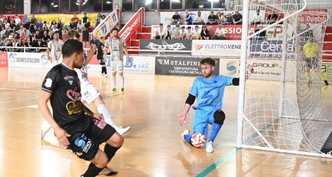 Calcio a 5, blitz delle Pirossigeno Cosenza sul parquet del Petrarca: nell’ultimo turno finisce 3-5. Ora i play out\n