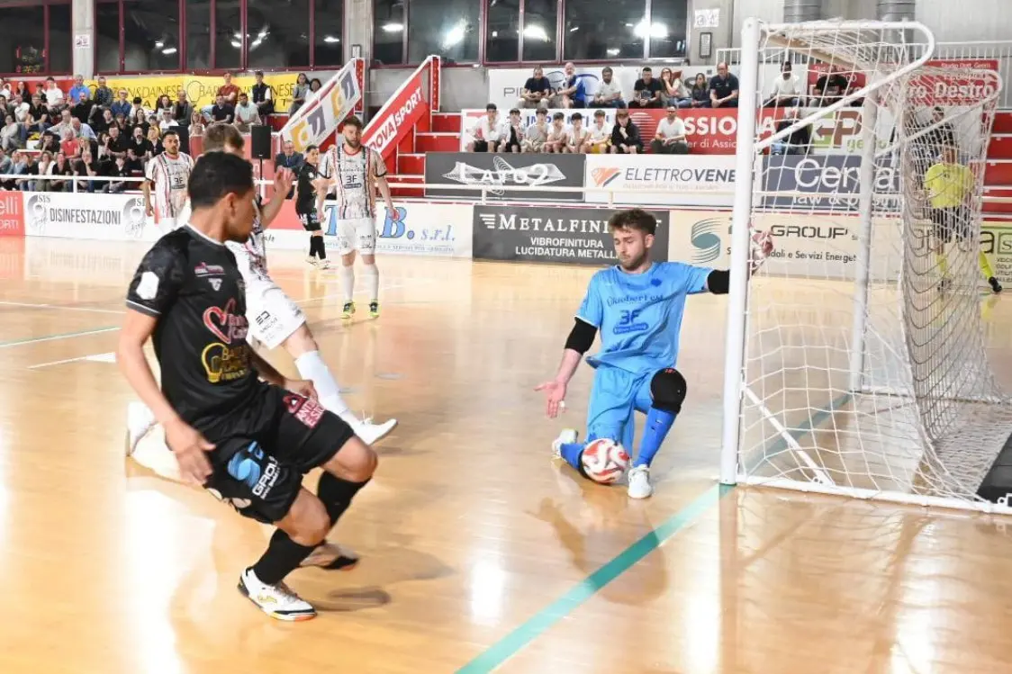Calcio a 5, blitz delle Pirossigeno Cosenza sul parquet del Petrarca: nell’ultimo turno finisce 3-5. Ora i play out\n