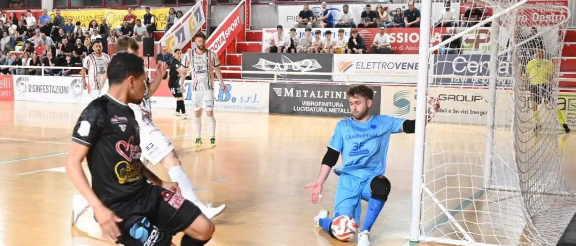 Calcio a 5, blitz delle Pirossigeno Cosenza sul parquet del Petrarca: nell’ultimo turno finisce 3-5. Ora i play out\n